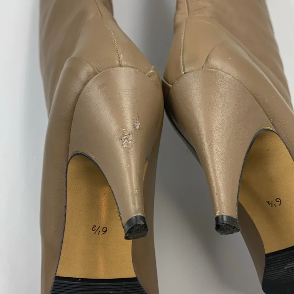 Heeled leather boots. - Picture 5 of 6